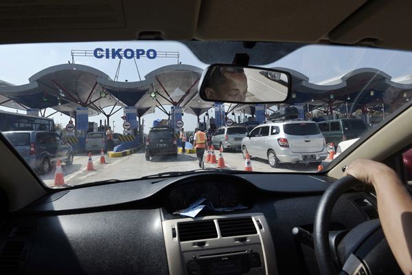 Kendaraan pemudik memasuki gerbang tol Cikopo-Palimanan (Cipali), Purwakarta, Jawa Barat, Senin (13/7).